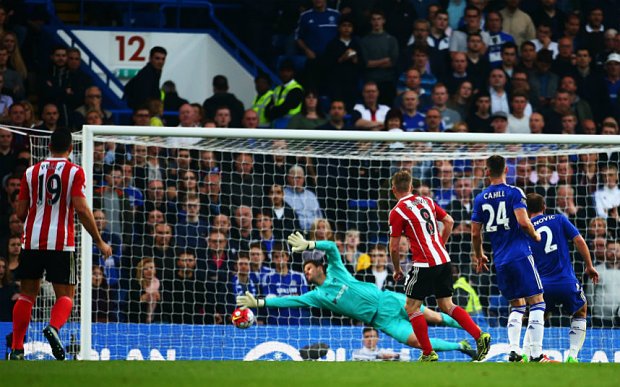 Davis fuzilando a meta defendida por Begovic (Foto: The Telegraph)