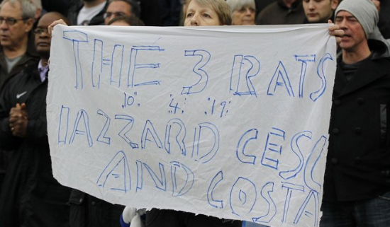 Torcida se revolta com possíveis 'traidores' (Foto: AFP)