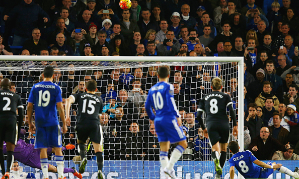 Oscar perdeu o pênalti que daria a liderança e a vitória para o Chelsea (Foto: Getty Images)