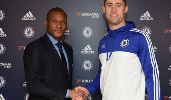Cahill e o diretor esportivo do Chelsea, Michael Emenalo (Foto: Chelsea FC)