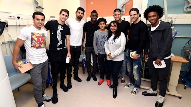 Jogadores do Chelsea em visita ao Hospital de Chelsea e Westminster (Foto: Chelsea FC) 