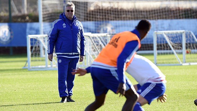 Hiddink comandando treino em Cobham (Foto: Chelsea FC)