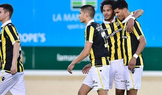 Izzy Brown comemorando gol com o jovem jogador do Chelsea (Foto: Vitesse)