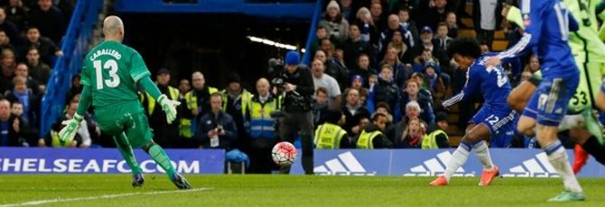 Momento do gol de Willian (Foto: Reuters)