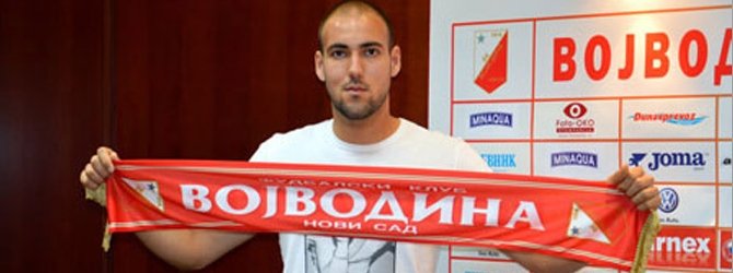 Delac no dia em que assinou com o Vojvodina, da Sérvia (Foto: balkaninside.com)