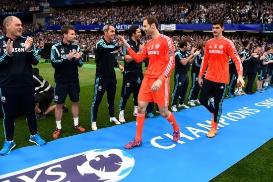 Cech cumprimenta Lollichon, seu mentor no futebol (Foto: Getty Images)