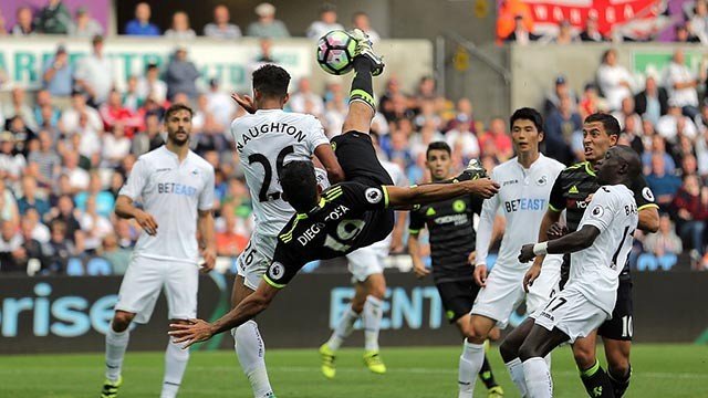 Costa marcando seu segundo gol no jogo, finalizando com uma bela bicicleta. (Foto: Chelsea FC)