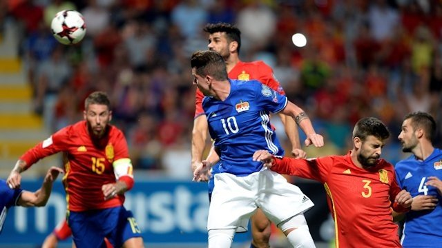 Diego Costa disputa bola em goleada espanhola (Foto: Chelsea FC)