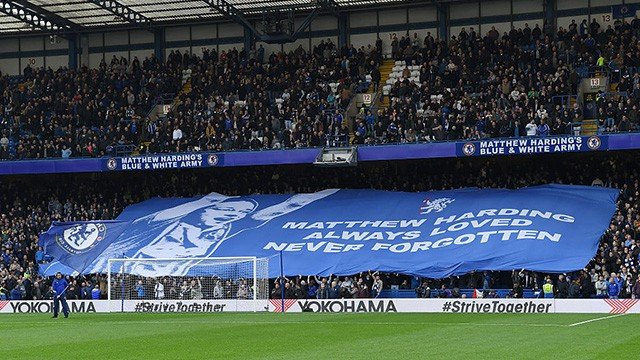 Antes da goleada torcida relembrou Matthew Harding um dia após o aniversário de 20 anos de sua morte (Foto: Chelsea FC)