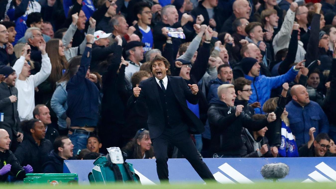Conte, da linha lateral, jogando junto com o time (Foto: Site Oficial Premier League)