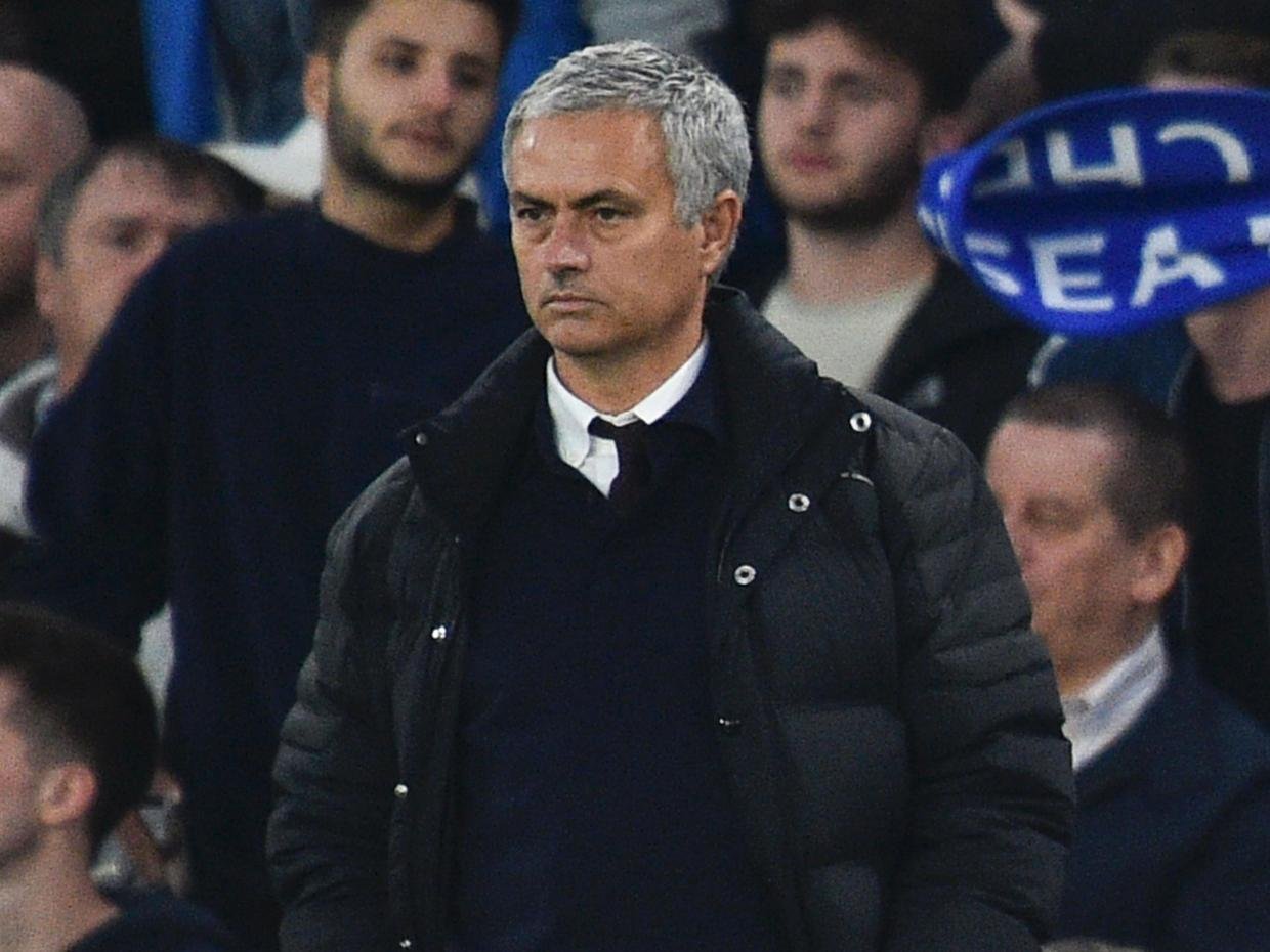 José Mourinho lamenta os erros defensivos da sua equipe. (Foto: Getty Images)