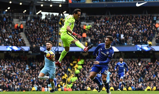 Hazard chutou em direção ao gol, mas a bola acabou saindo com perigo (Foto: Chelsea FC)