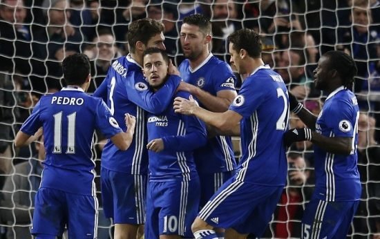 Registro da vitória contra o Bournemouth, em casa, por 3 a 0. Além disso, os gols foram marcados por Pedro (2x) e Eden Hazard