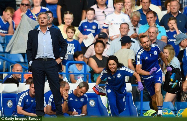 Equipe médica do Chelsea entra em campo para atendimento, o que revoltou José Mourinho