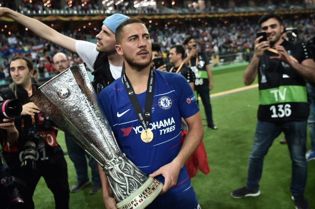 Hazard com o troféu de campeão da Liga Europa