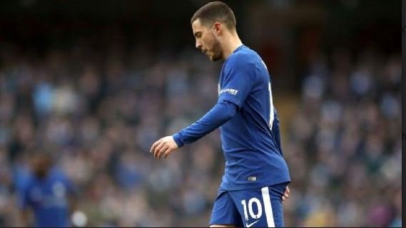 Hazard em campo com a camisa do Chelsea