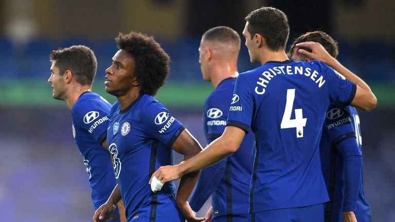 Willian marca de novo