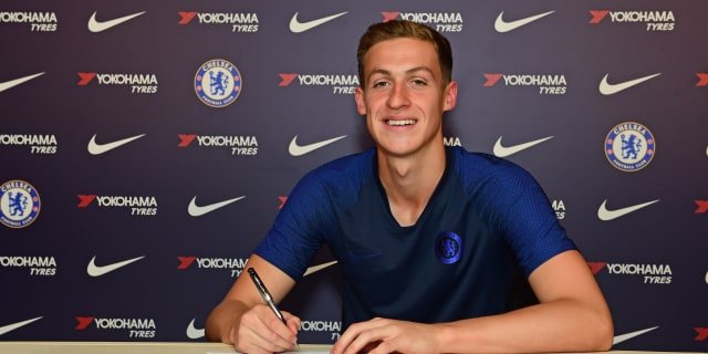 Jamie Cumming assinando novo contrato