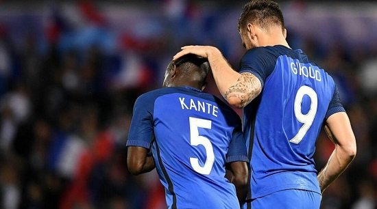 Um cenário contrastante para Kanté e Giroud com a França. Kanté fez o gol da vitória contra Portugal. Por outro lado, Giroud necessita mais ritmo de jogo. (Foto: AFP)