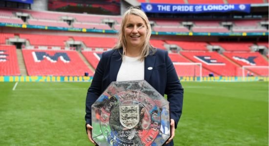 Emma Hayes, técnica do Chelsea, segura troféu da Supercopa da Inglaterra. A primeira conquista do time londrino na atual temporada.