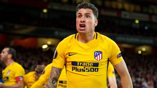 Jose Gimenez comemora com a camisa do Atlético de Madrid