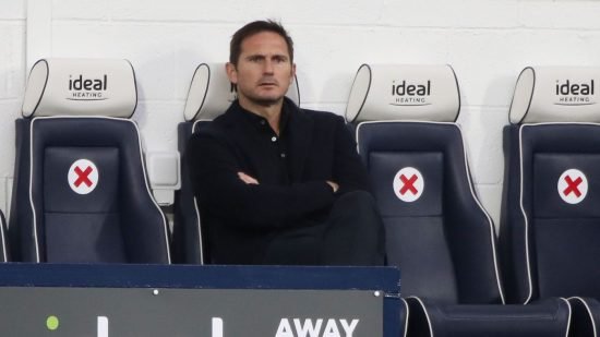 Frank Lampard parecia não acreditar no primeiro tempo da equipe.