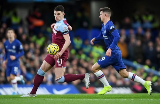 O encontro entre os amigos Rice e Mount deve ser reeditado. Primeiramente, e se atuar, Mount completará a marca de 50 jogos de PL. Por outro lado, Rice foi novamente ligado ao Chelsea. (Photo by Mike Hewitt/Getty Images)