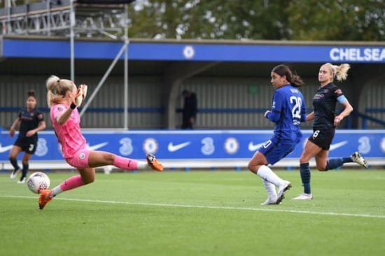 Kerr aproveita passe açucarado de Kirby e amplia o marcador. Assim sendo, 2 a 0 para o Chelsea, em Kingsmeadow.