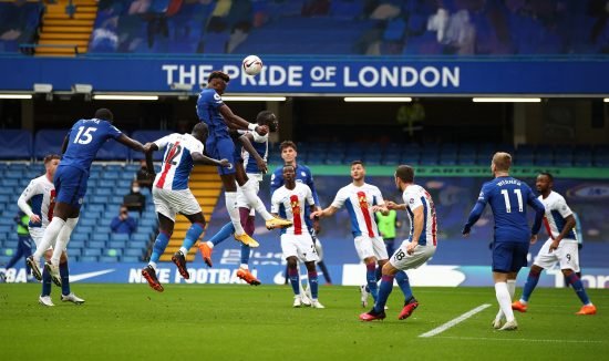 Por outro lado, a zaga compactada do Palace gerou problemas ao sistema de criação do Chelsea. (Chelsea FC / Website)