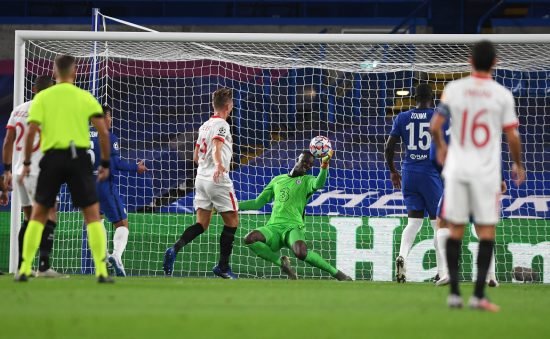 Sevilla foi melhor na primeira etapa. Por isso, Mendy precisou fazer algumas defesas nos primeiros 45 minutos.