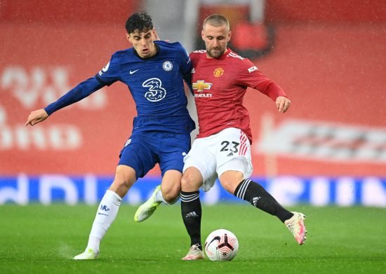 Kai Havertz tenta fugir da marcação de Luke Shaw.