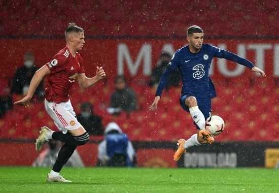 Primeira etapa com desempenho abaixo do esperado das equipes. Assim sendo, Pulisic tentava se desvencilhar da marcação