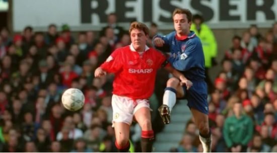 John Spencer em atuação com o Chelsea. Posteriormente, o atleta atuou no QPR e no Everton na Inglaterra.