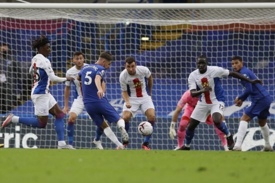 Jorginho tenta finalização, mas a bola foi por cima do gol visitante. Além disso, o primeiro tempo foi muito equilibrado entres os times. (Chelsea FC)