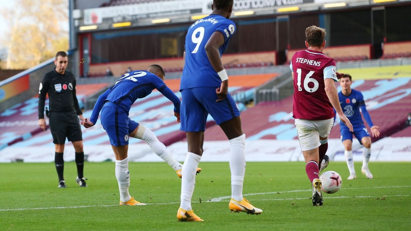 Timo Werner acionou Tammy Abraham. Posteriormente, o camisa 9 passou para Ziyech. Por fim, chute do marroquino para o fundo das redes do Burnley