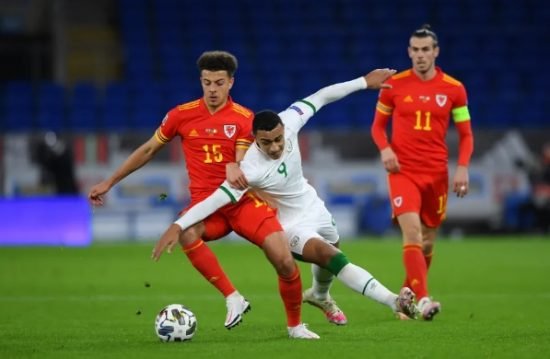 Ethan Ampadu disputa bola com atleta irlandês. Por fim, vitória galesa por 1 a 0 e liderança da chave.