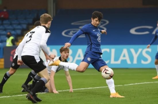 Jude Soonsup-Bell marcou logo aos dois minutos de jogo. Além disso, o atacante contabilizou mais dois gols ainda na primeira etapa de jogo.
