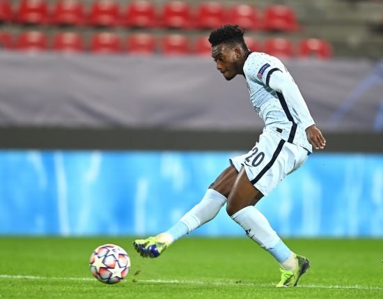 O momento que Hudson-Odoi abre o placar para o Chelsea. Anteriormente, Mason Mount concedeu passe brilhante para o camisa 20 dos Blues.