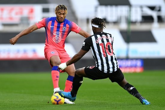 Reece James foi bastante participativo no primeiro tempo. Além disso, o Chelsea conseguiu superioridade, mesmo fora de casa, na posse de bola.