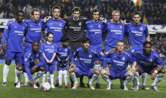 Foto do plantel de Londres no jogo contra o Liverpool, válido pela UEFA Champions League 2005/06, em Stamford Bridge. Por fim, empate em 0 a 0 entre as equipes.