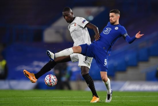 Jorginho iniciou a partida como capitão da equipe. Além disso, movimentação do Rennes no primeiro tempo deu trabalho para marcação do time mandante.