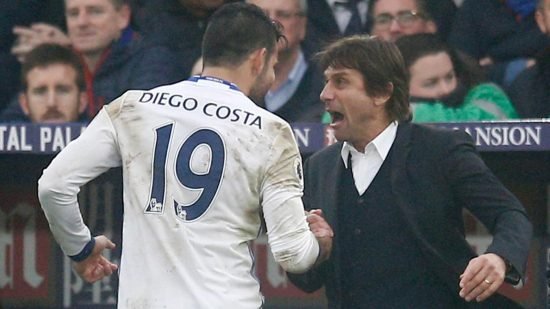 Posteriormente, Diego Costa comemorou com os companheiros de time e vibrou com Antonio Conte, técnico do Chelsea.