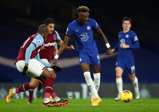 Abraham iniciou a partida na vaga de Giroud. Assim sendo, Jorginho, Azpilicueta e o atacante foram as novidades na formação inicial.