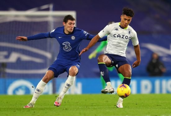 Andreas Christensen foi titular no jogo contra o Aston Villa. Além disso, o dinamarquês integrou a zaga dos Blues ao lado de Rudiger. (Chelsea FC / Site)