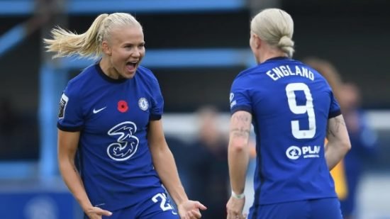 Harder já marcou gols com a camisa do Chelsea. Por isso, na foto acima, a atleta comemora um gol com Bethany England.