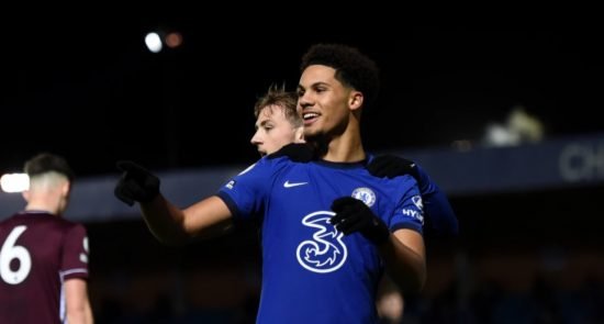 Myles Peart-Harris fez um dos gols do Chelsea na vitória contra o Leicester. Assim sendo, o time de Londres continua a perseguição ao Manchester City.