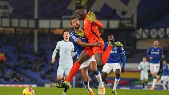 O lance do pênalti. Mendy se chocou com Calvert-Lewin. Posteriormente, o árbitro Johnatan Moss apontou a marca da cal.