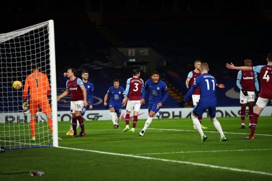 Thiago Silva abre o placar para o Chelsea. Primeiramente, cruzamento de Mason Mount. Posteriormente, cabeceio do zagueiro brasileiro.