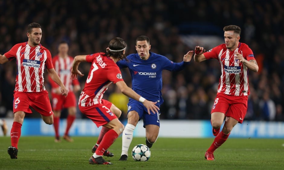 Filipe Luís e Hazard disputam bola em Stamford Bridge