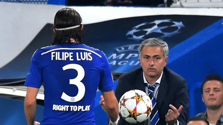 Mourino devolve bola para Filipe Luís
